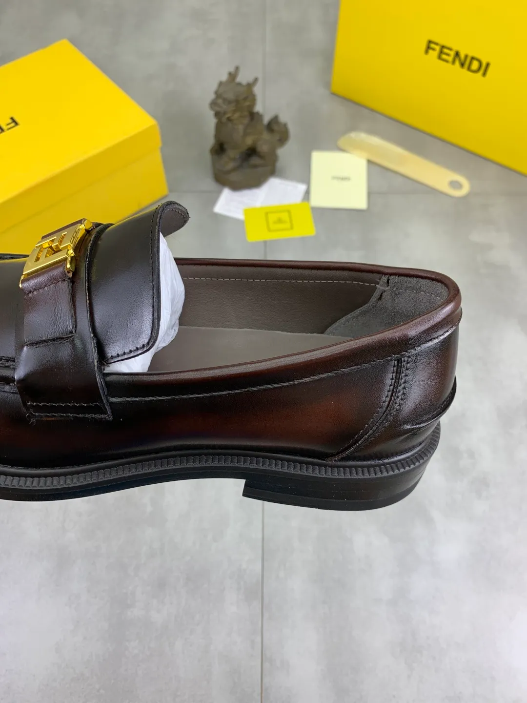 ​Men's shoes 💰P480💰[New model] Water dyed cowhide 🆘 The latest FENDI (Fendi) new casual leather shoes 🕶️🕶️Simple routing effect, showing an elegant and cool driving shoe 🎬Made of Italian 🇮🇹 imported calfskin + first-layer water-dyed cowhide lining🐂Excellent material🎬Detailed workmanship 🤗Comfortable foot feel➰➰. ​Pair it with any outfit to show your taste and temperament, low-key luxury ♻️Design ​simple and elegant ​noble and fashionable 🍃​Very loved and favored by trendy men 💓❤️Size: 38-44 2⃣️colors available